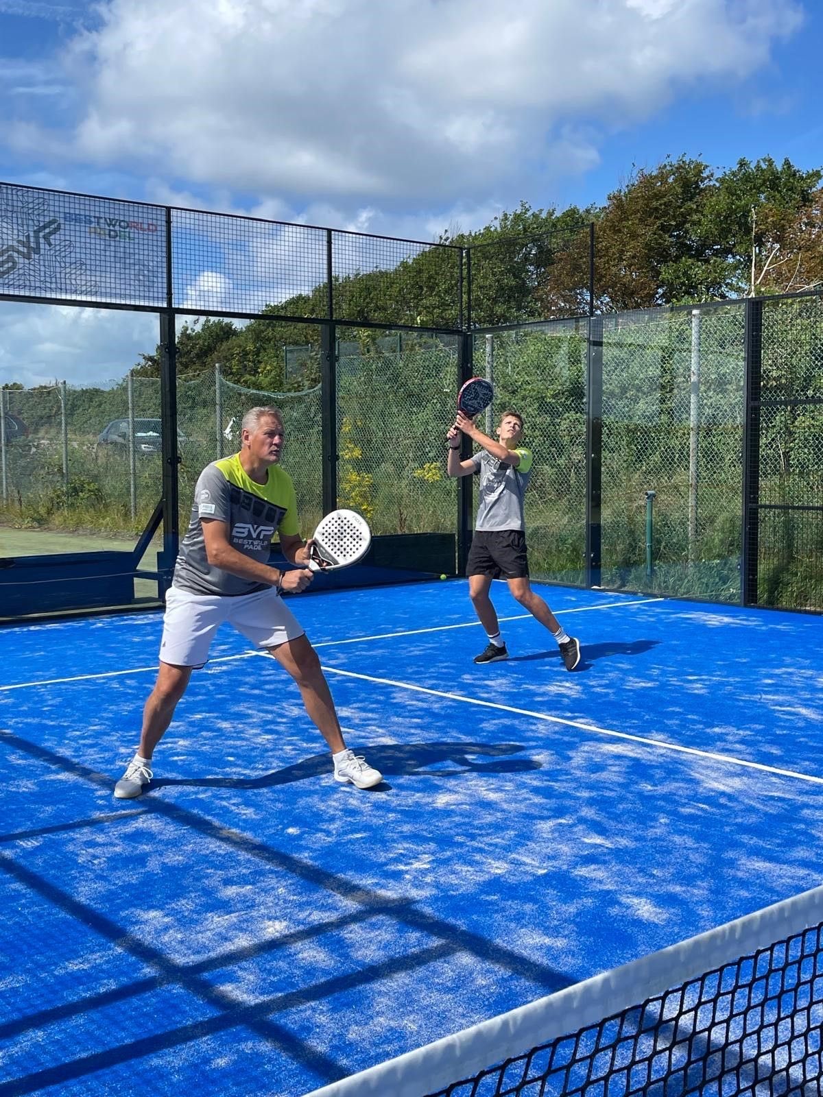 Doppel-Match auf einem der beiden Outdoor-Plätze von Padel Sylt